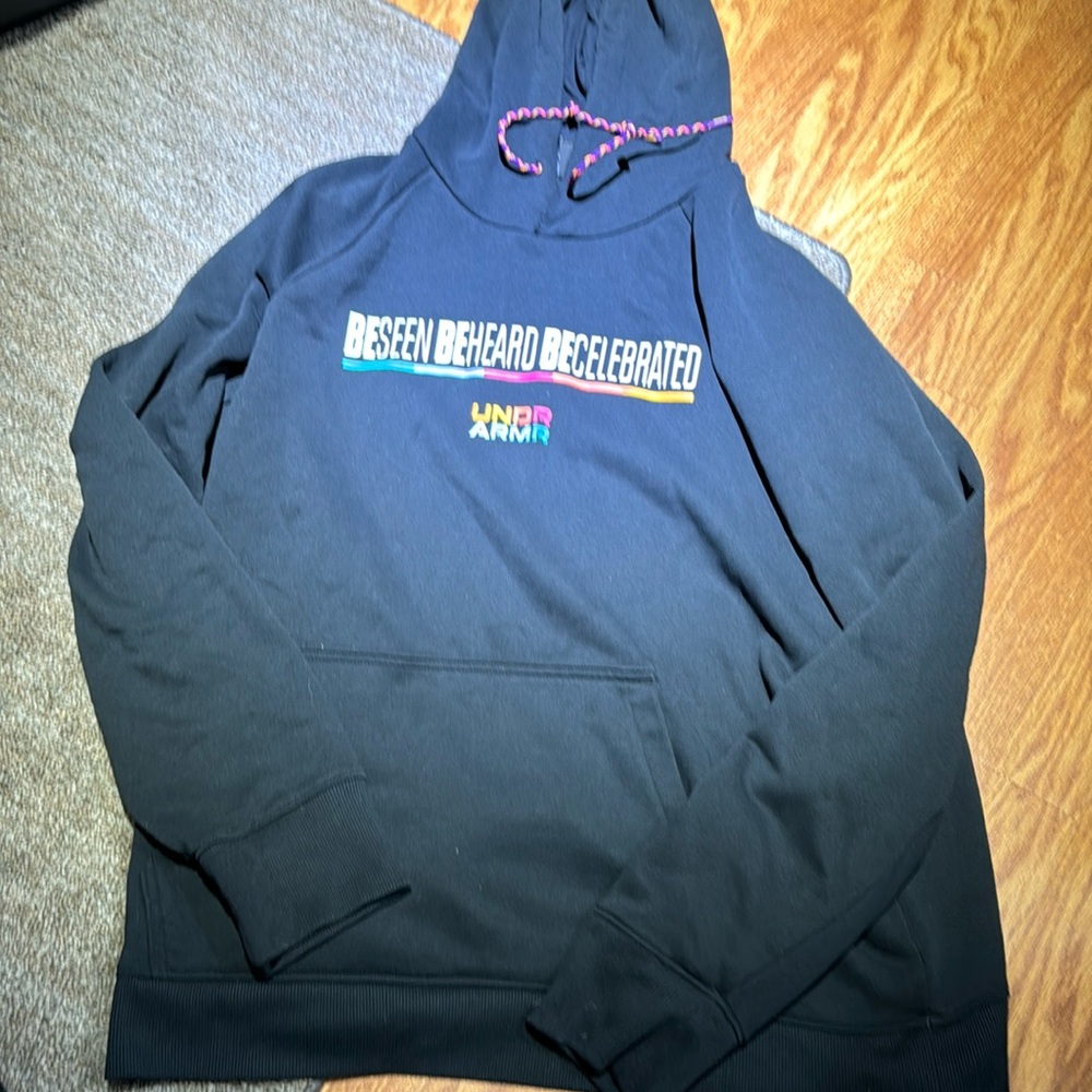 Men’s Under Armour Hoodie size 2xl    Heavyweight color Black.    Bx11